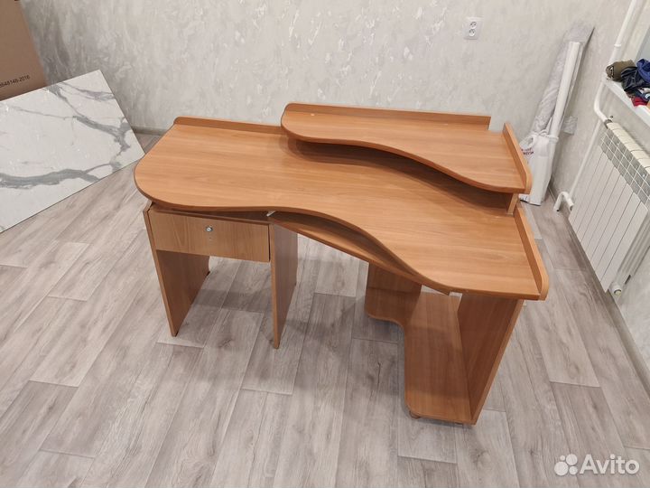 Компьютерный угловой стол