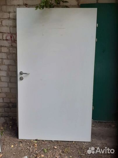 Дверь деревянная входная в алюминевый коробке