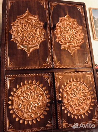 Навесная резная полка