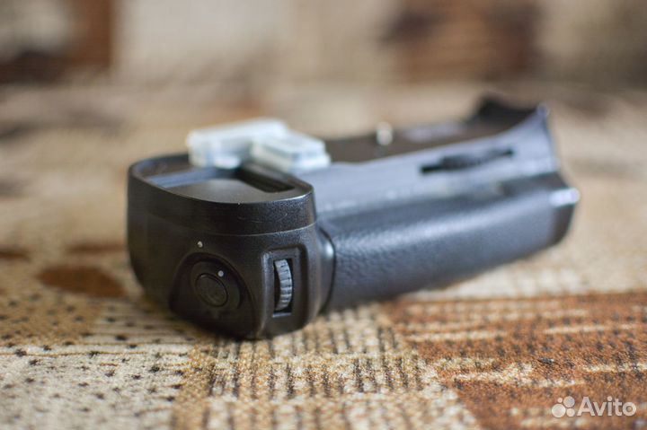 Батарейная рукоятка Nikon MB-D10