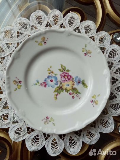 Фарфоровые тарелки 