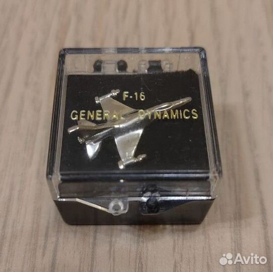 Сувенирный значок General Dynamics F-16