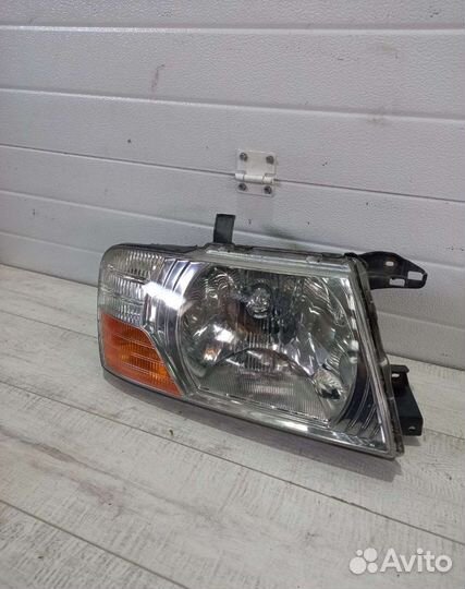 Фара передняя правая Mitsubishi Pajero 3