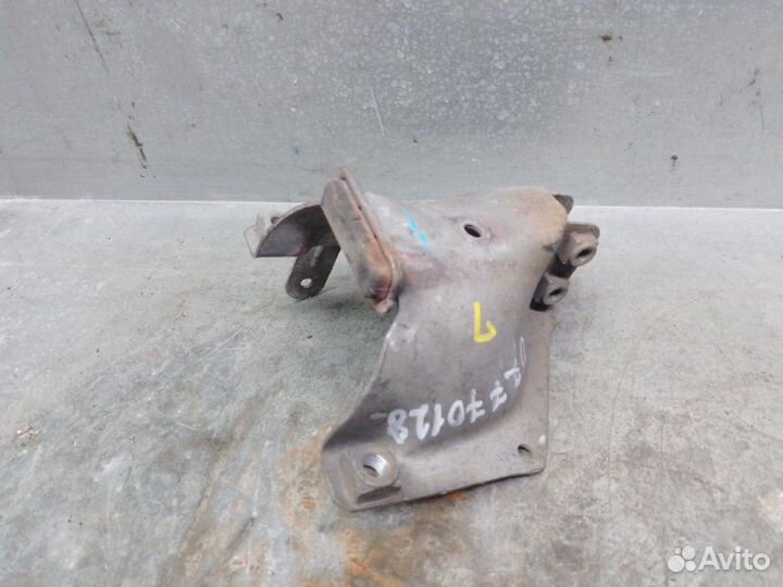 Кронштейн двигателя левый Audi A4 B8 2007-2015