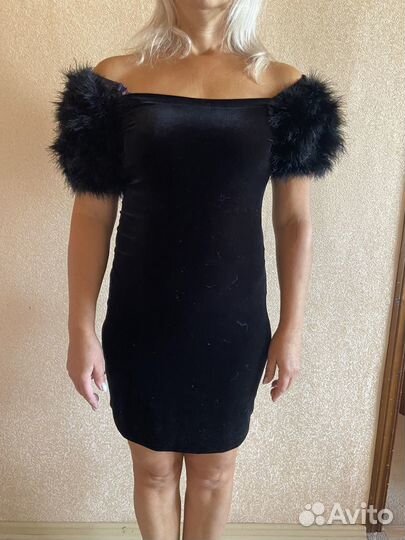 Платье с меховыми рукавами