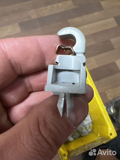 Кронштейн козырька VAG