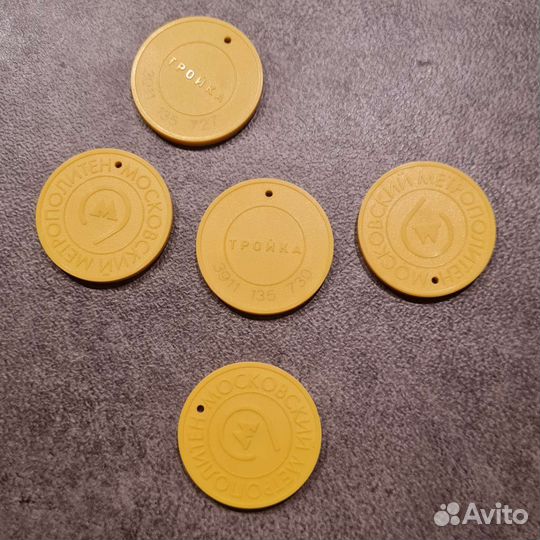 Брелок-жетон как карта Тройка жёлтого цвета