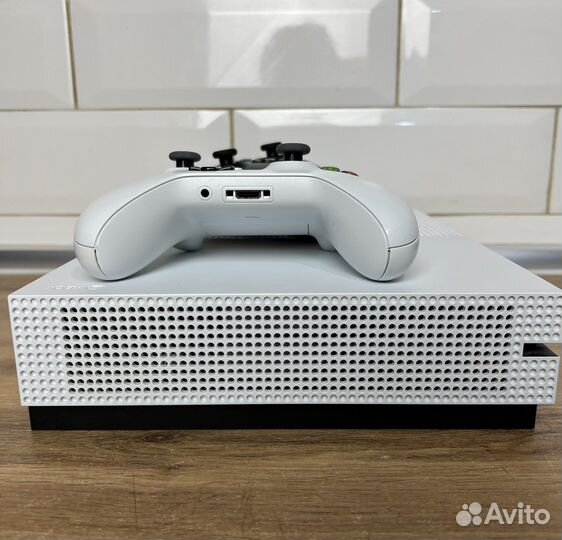 Xbox one s 1tb 147игр + геймпад