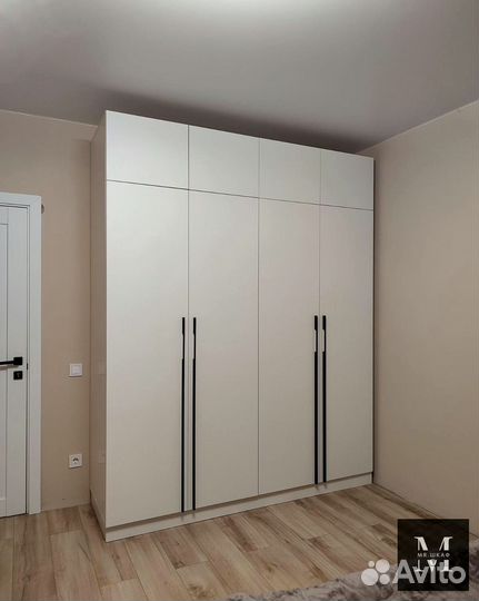 Современный распашной шкаф