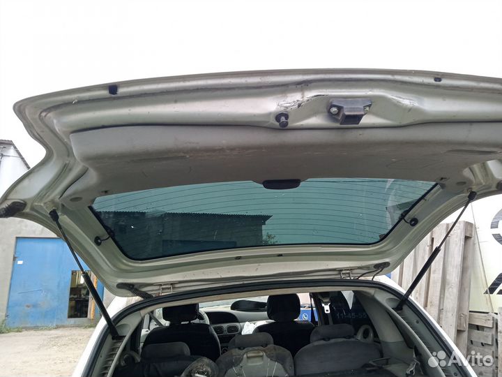 Стекло на крышку багажника на рено сценник