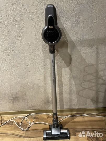 Пылесос вертикальный беспроводной Redmond
