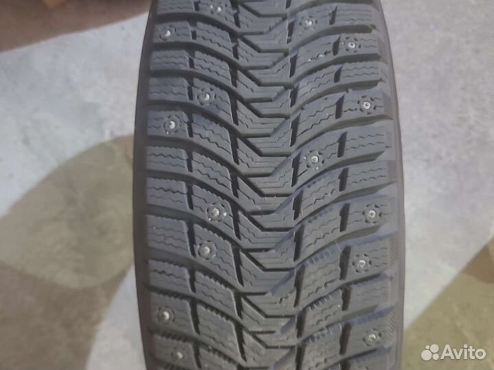Michelin Latitude X-Ice North 3 215/65 R16 и 215/65 R16