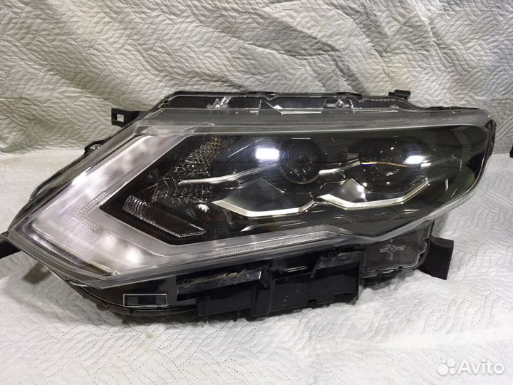 Nissan X-Trail T32 левая фара