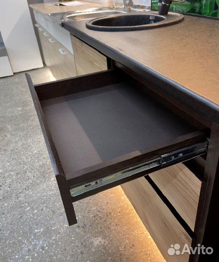 Кухня в наличии со столешницей