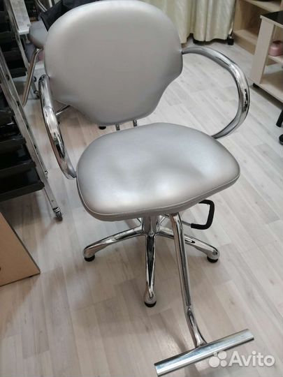 Парикмахерское кресло и тележка