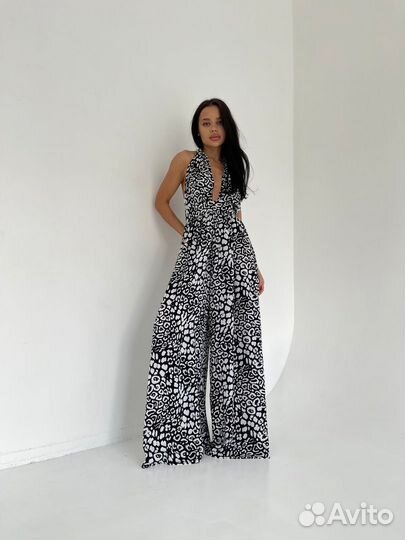 Черный комбинезон с завязками на шее с принтом