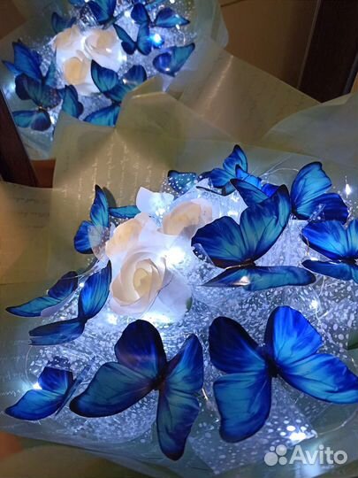 Букет из бабочек с мыльными розами
