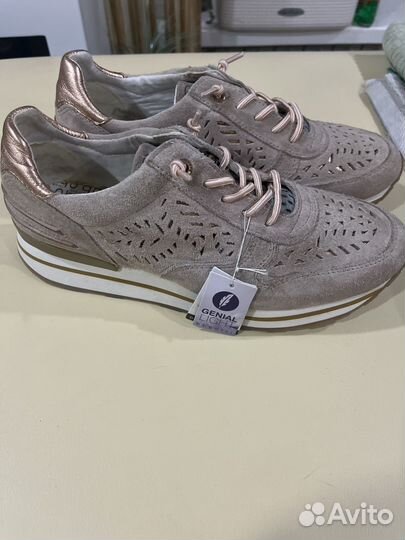 Кроссовки женские