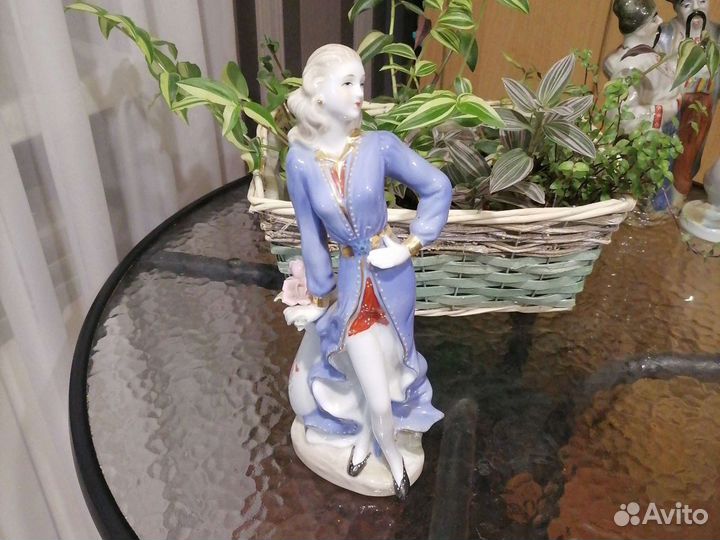Статуэтка девушка. Китайский фарфор