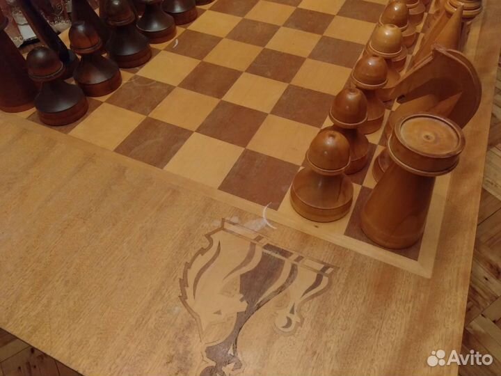 Шахматный стол с шахматами