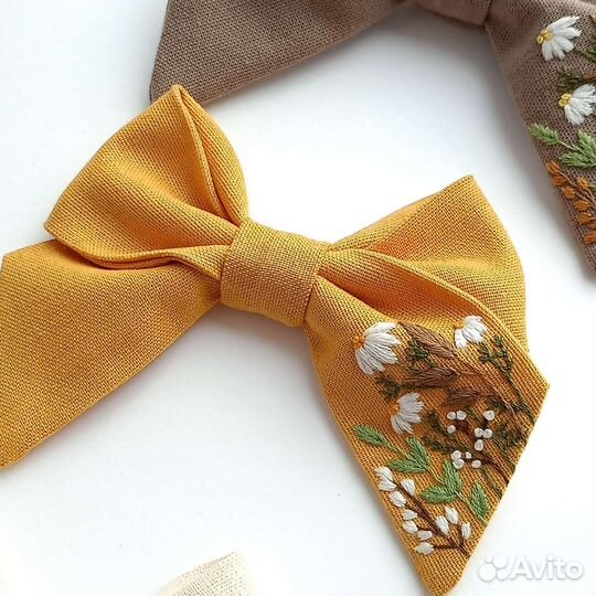 Бант с вышивкой