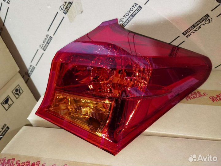 Фонарь правый Toyota Auris 180