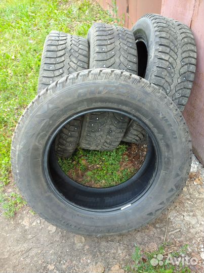 Bridgestone Blizzak Spike-01 215/65 R16