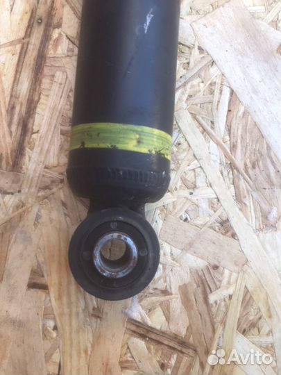 Амортизатор подвески передний Toyota Hiace TRH200