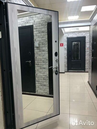 Дверь входная с зеркалом