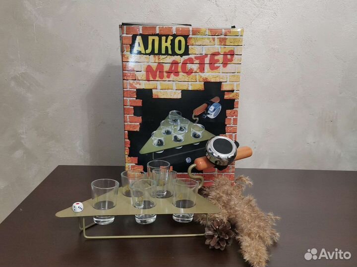 Фляжка, набор стаканчиков, ручка, зажигалка, игра