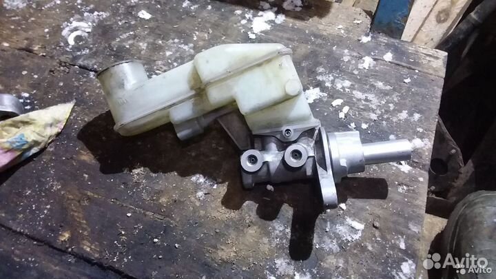 Главный тормозной цилиндр Toyota Yaris Vitz