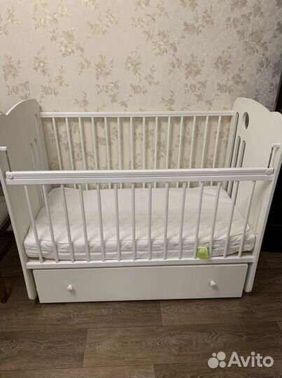 Детская кроватка с поперечным маятником