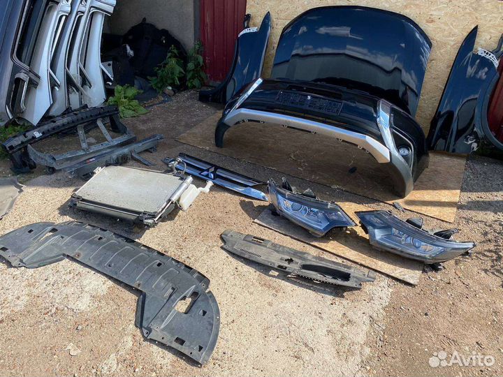 Передняя часть автомобиля Митсубиси Аутлендер 3 GF