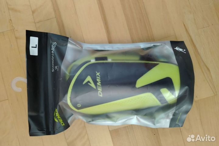 Щитки футбольные demix