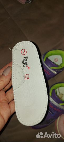 Жилет утепленный и кроссовки на девочку