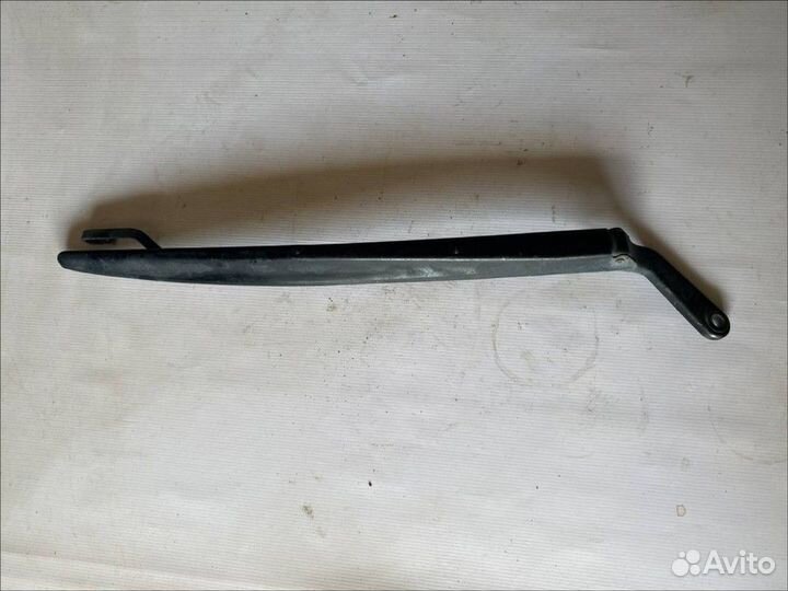 Поводок стеклоочистителя правый LADA 2110