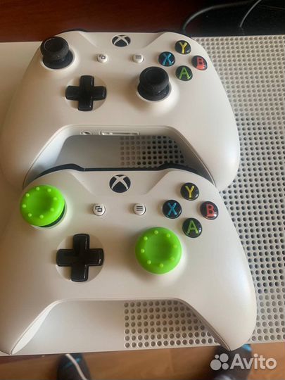 Xbox One S 1tb с проводами, геймпады