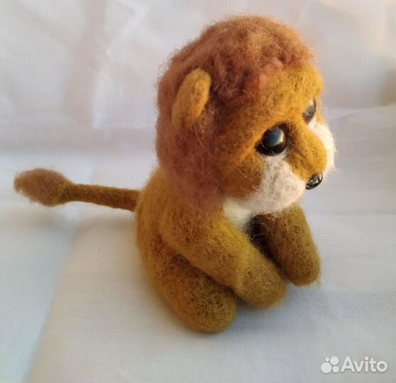 Лев - войлочная игрушка