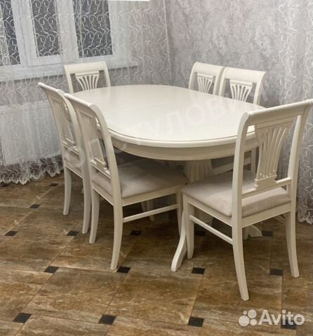 Обеденный стол и стулья