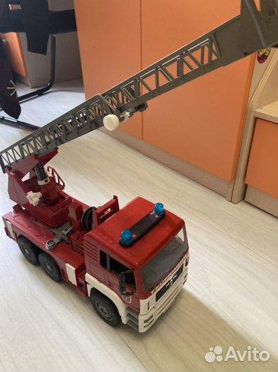 Игрушечная пожарная машина
