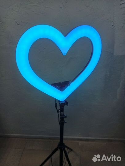 Кольцевая лампа со штатив ом в виде сердца