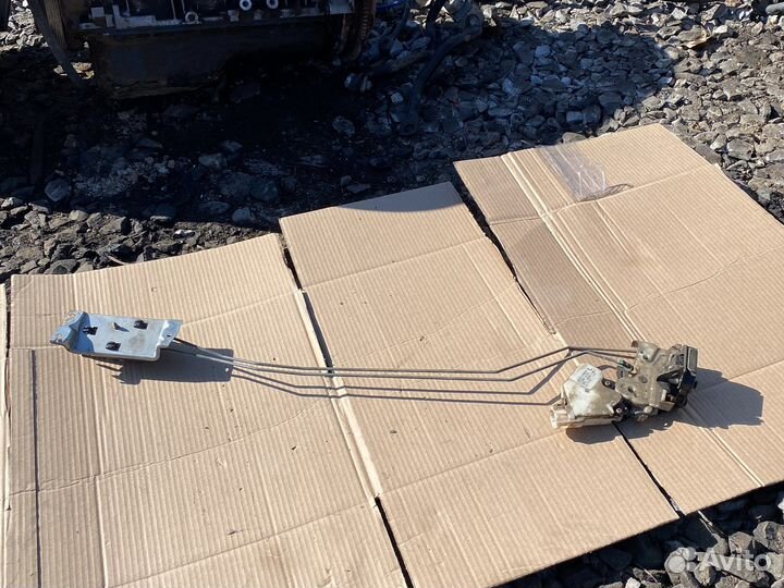 Замок задней левой двери nissan cefiro a 32