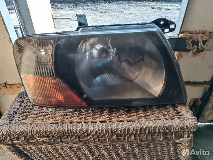 Правая передняя фара митсубиси паджеро 3