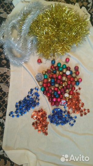Новогодние игрушки и мишура