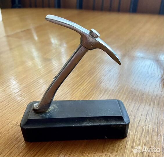 Сувенир «Кирка» на деревянной подставке