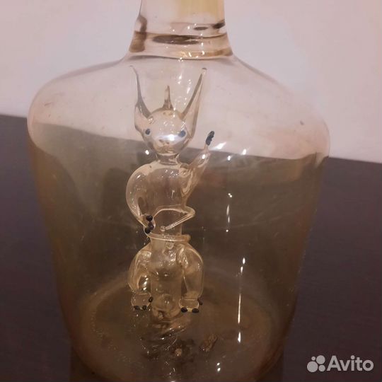 Графин с чертиком внутри.Стекло