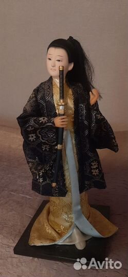 Фигурки самураев и гейши