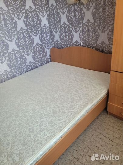 Кровать двухспальная с матрасом 160 200