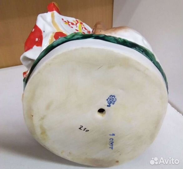 Фигурка медведица с колыбелью