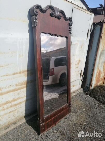 Старинное настенное зеркало